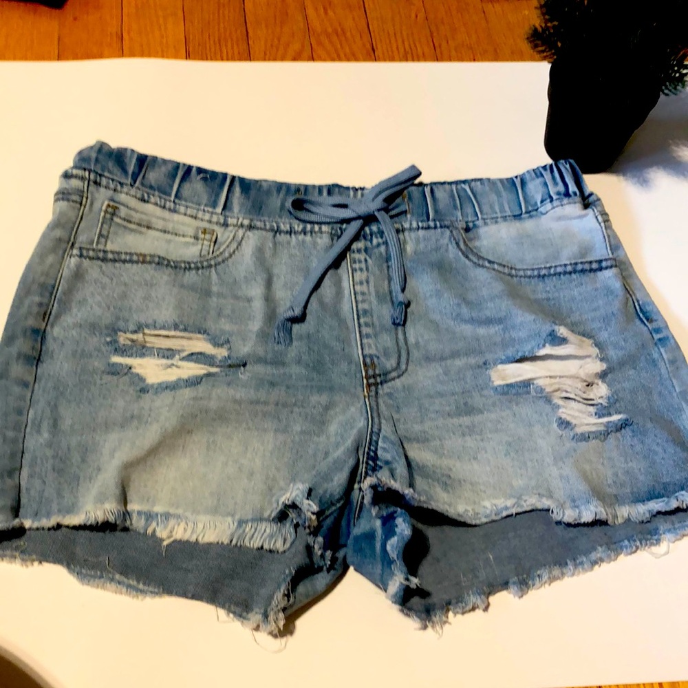 Nice stretchy jean shirt and nice pocketS